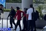 记者：一名伊朗女足球员被拉上大巴 登机前有人打开闪光灯求救