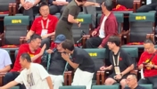 中国男篮vs日本男篮 赵本山+宋小宝也在现场观看 和大郅一起